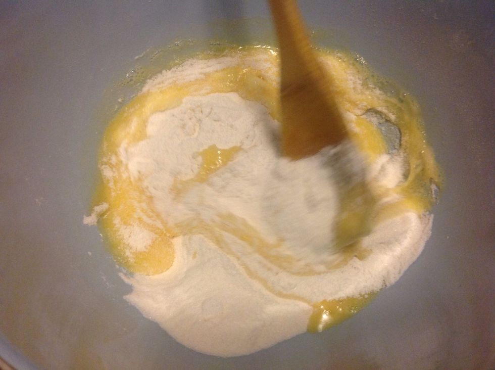 Gradually draw in the flour from the sides.