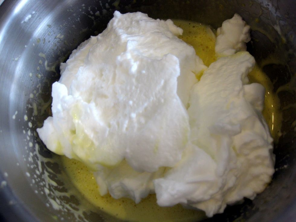 Gradually the meringues into the mixture and mix with light circular movements from the bottom up.