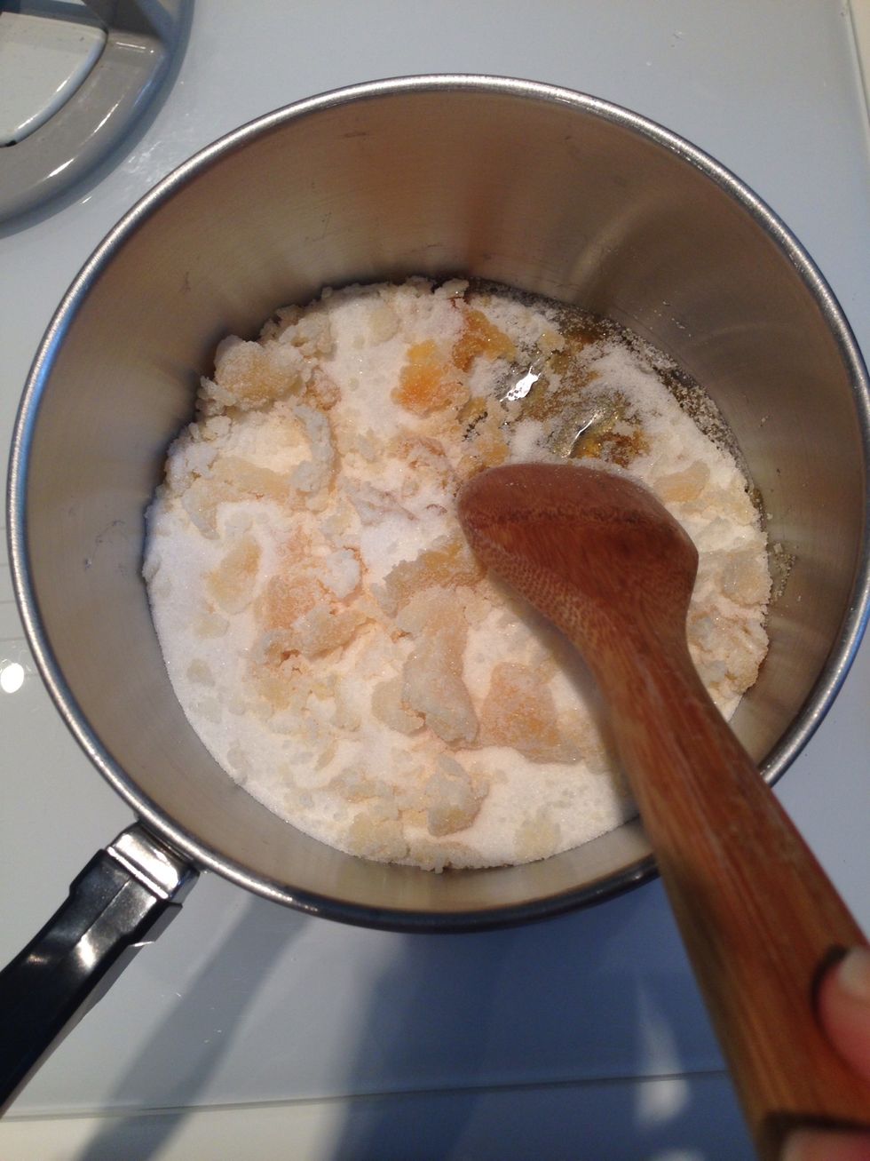 Gradually the sugar with lump with liquid on the bottom. Continue stirring!