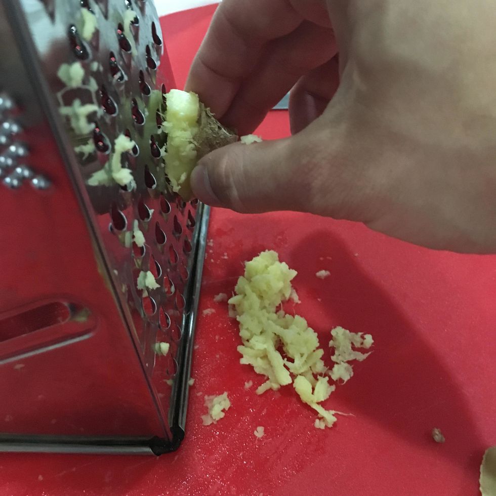 Grate 1 teaspoon of ginger