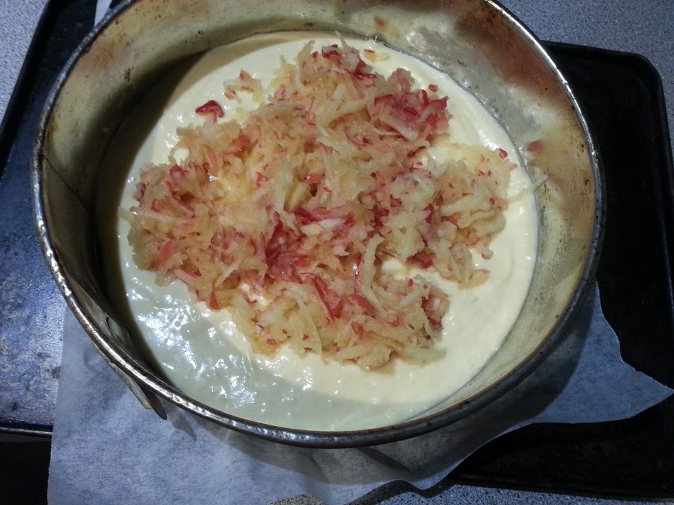 Grate 2 apples with skin on. Gently squeeze excess juice and place the grated apples in the center of the pan, making sure it doesn't touch the sides of the pan.
