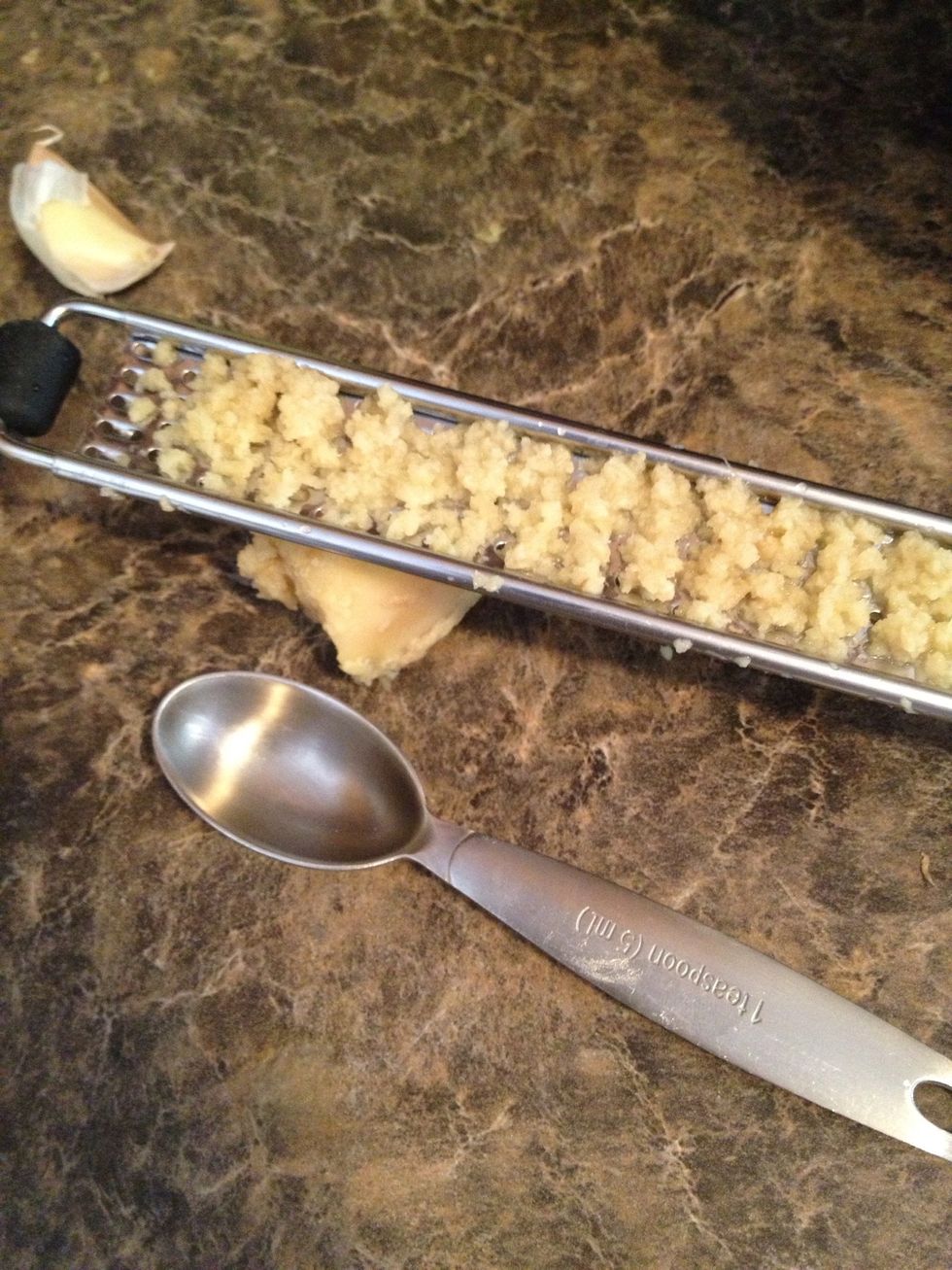 Grate 2 teaspoons of the ginger root.