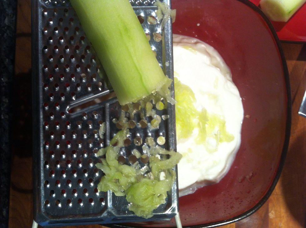 Grate cucumbers in yogurt