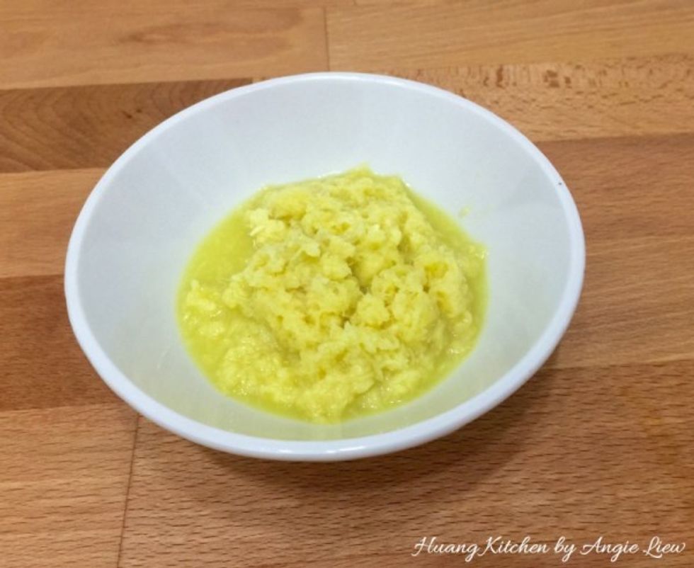 Grate or ground the fresh ginger.