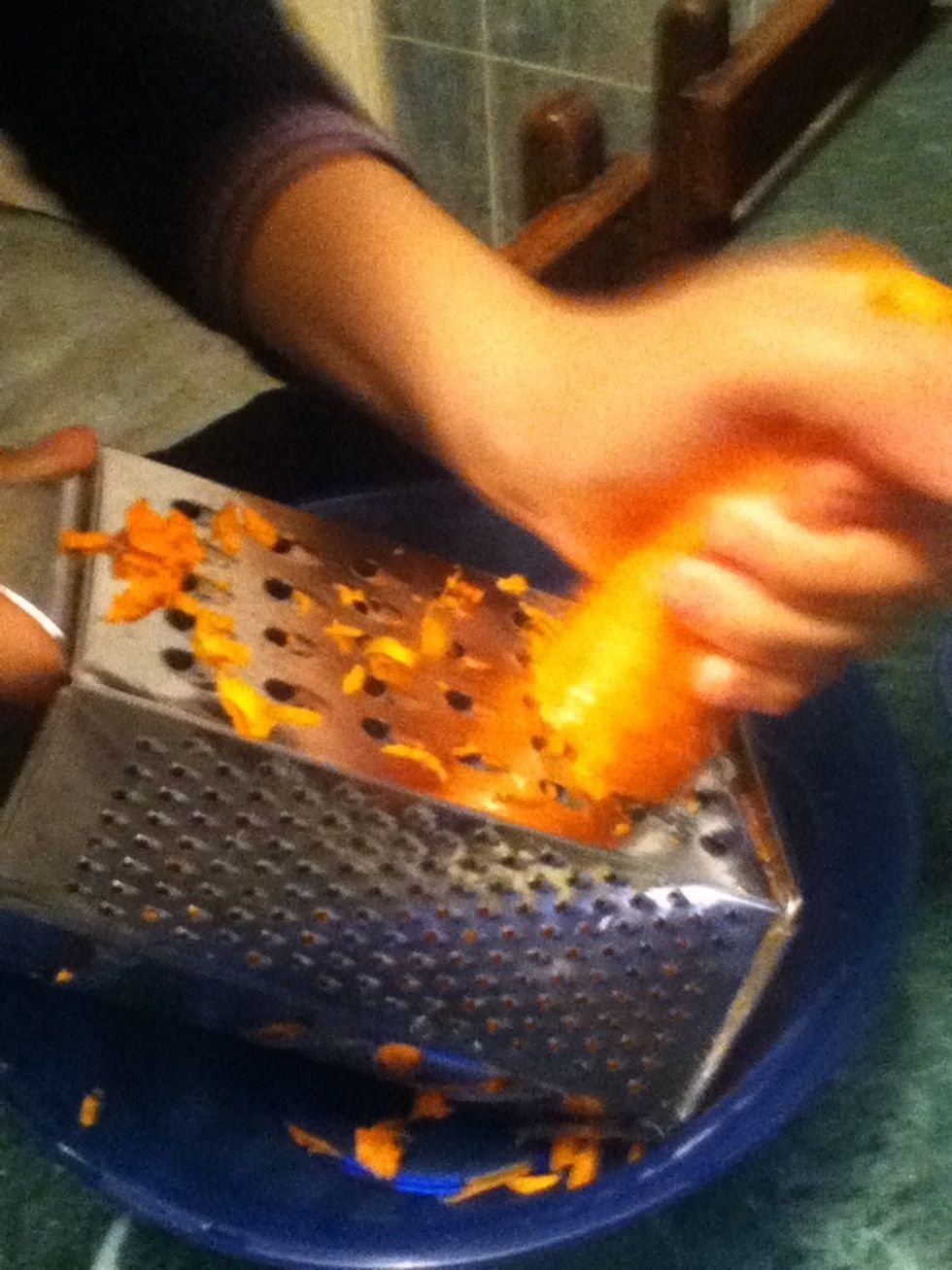 Grate the carrot with the grater