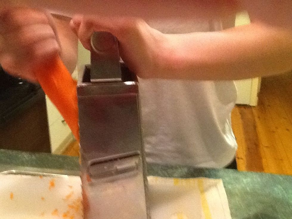 Grate the carrots and prepare them for cooking