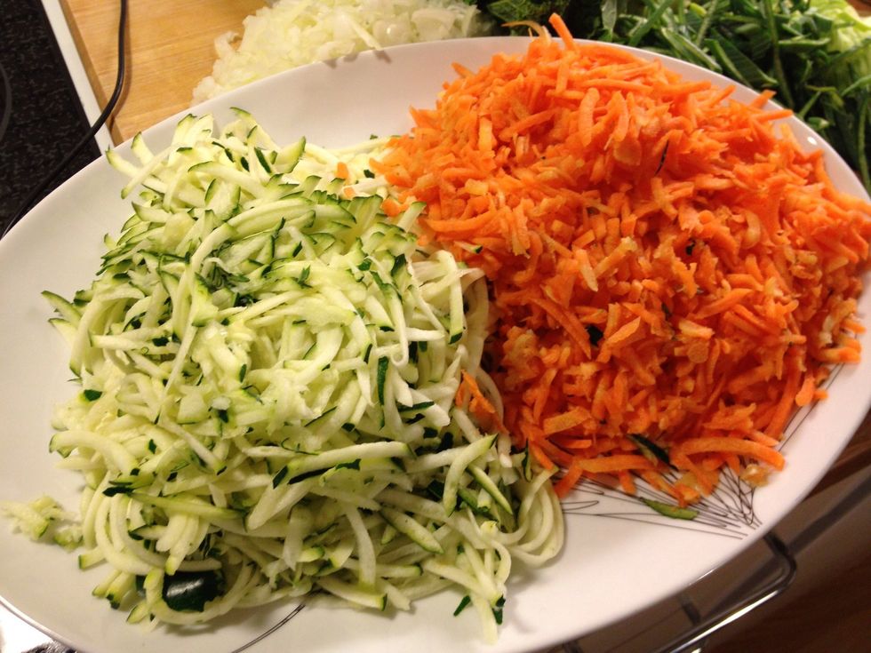 Grate the carrots and zucciniz
