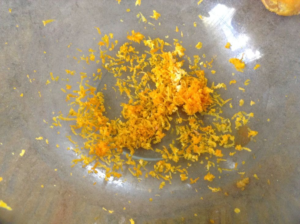 Grate the clementine and the lemon leaving a little of it to put on top later