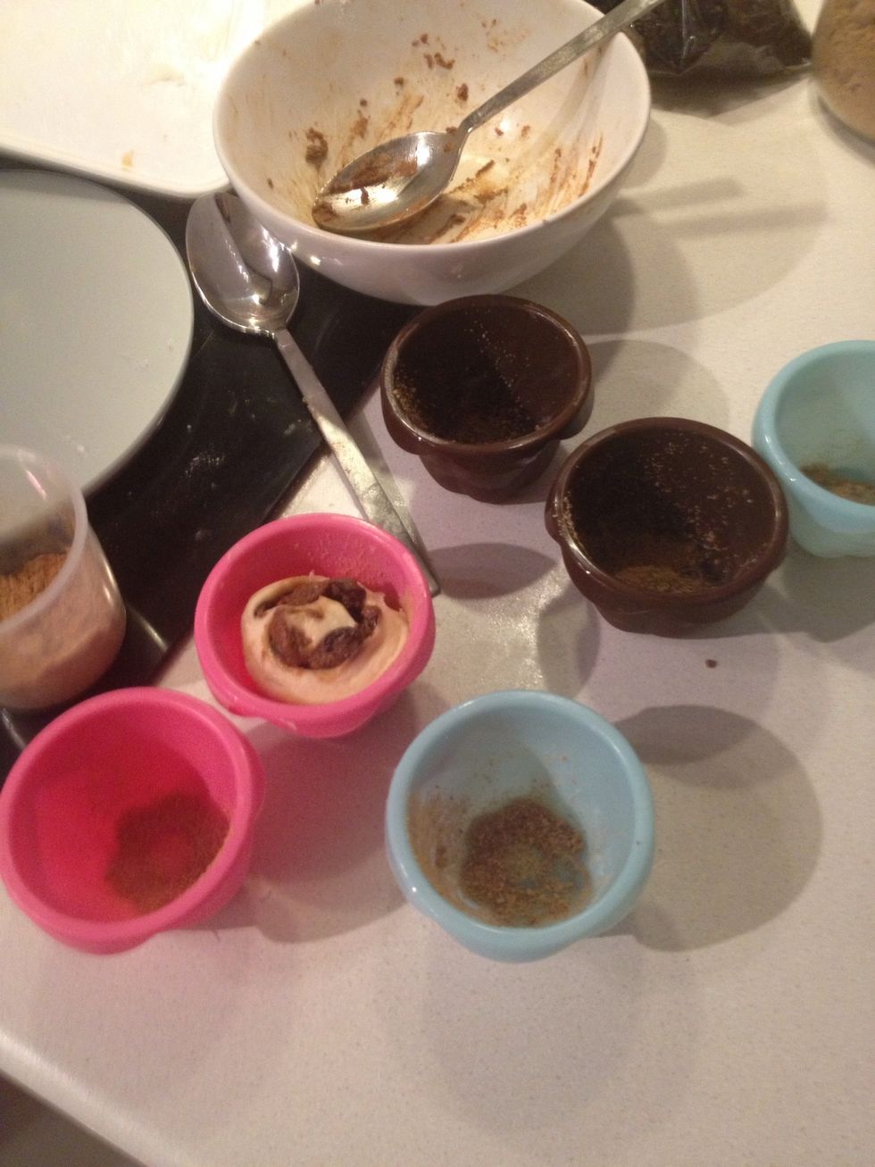 Grease the mold and sprinkle with some brown sugar - cinnamon mixture. Put the disc in