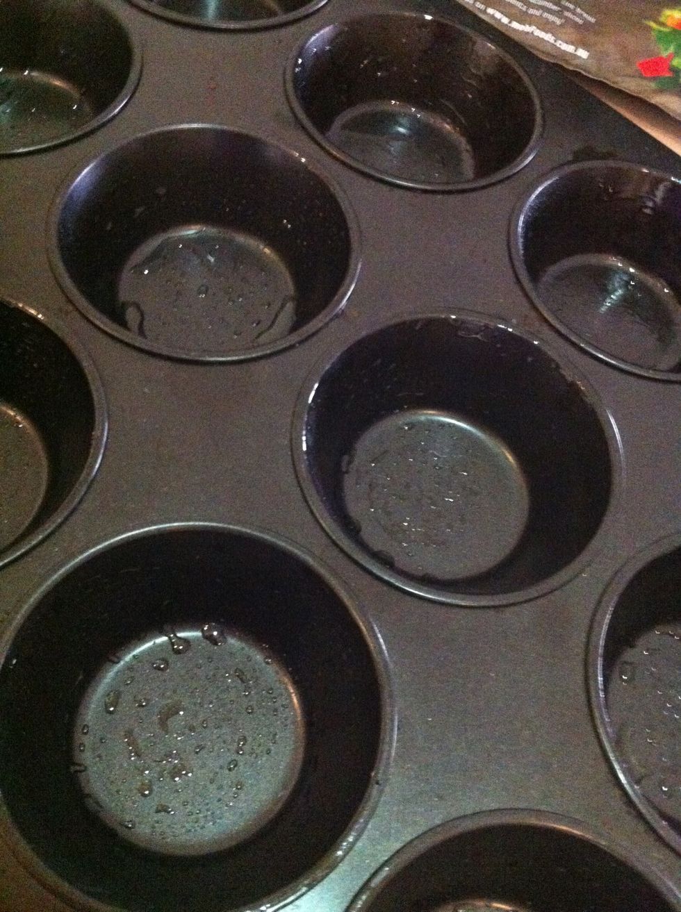 Grease the muffin tray with vegetable oil.