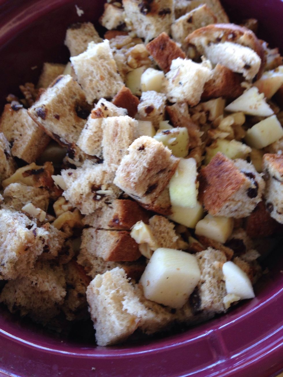 Greased slow cooker. Mix bread cube, apple, and walnut in the crockpot.