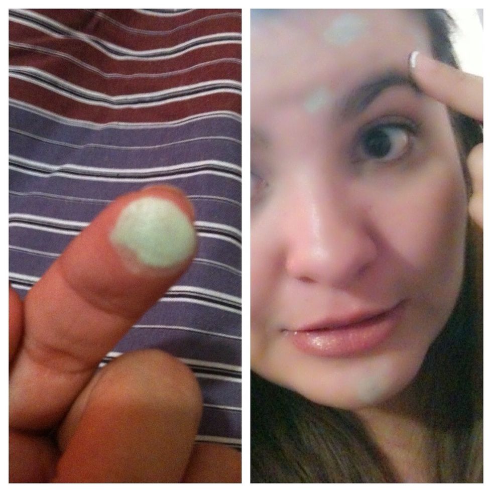 Green concealer hides red spots, so we will use in, applying it to our pimples in little touches with the finger