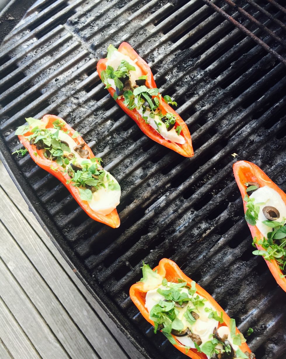 Grill on direct heat until charred. (10-12 mins on medium high heat). Then put in the grill-form and let heat for 2-3 mins with the grill closed)