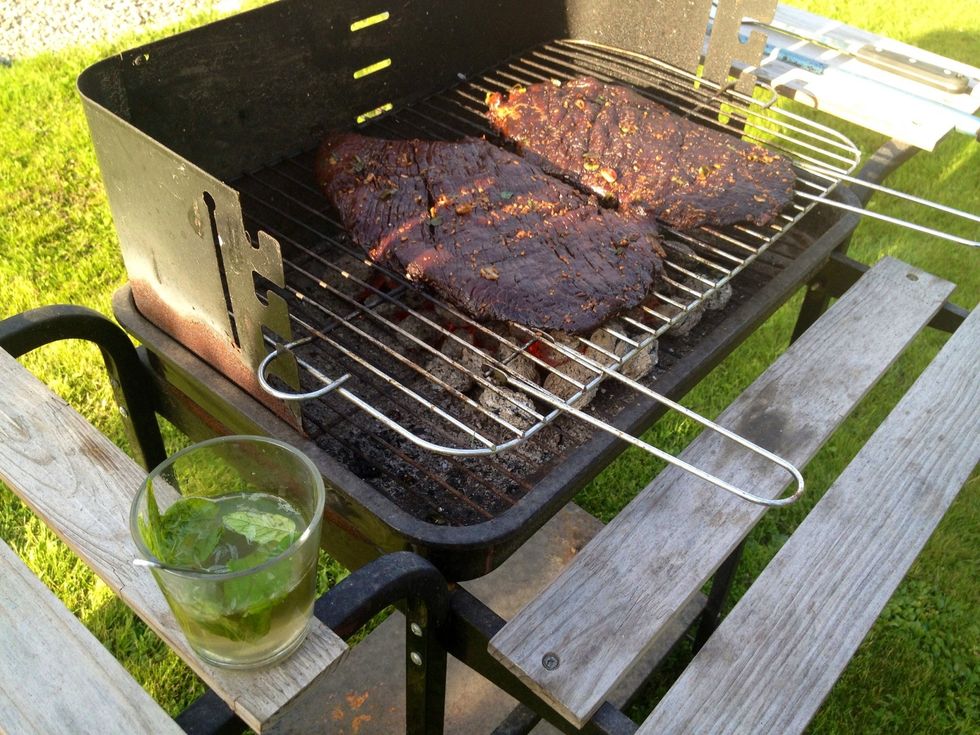 Grill the meat 5 minutes per side, or less if you like it rare. Have a mojito while enjoying the beautiful weather.