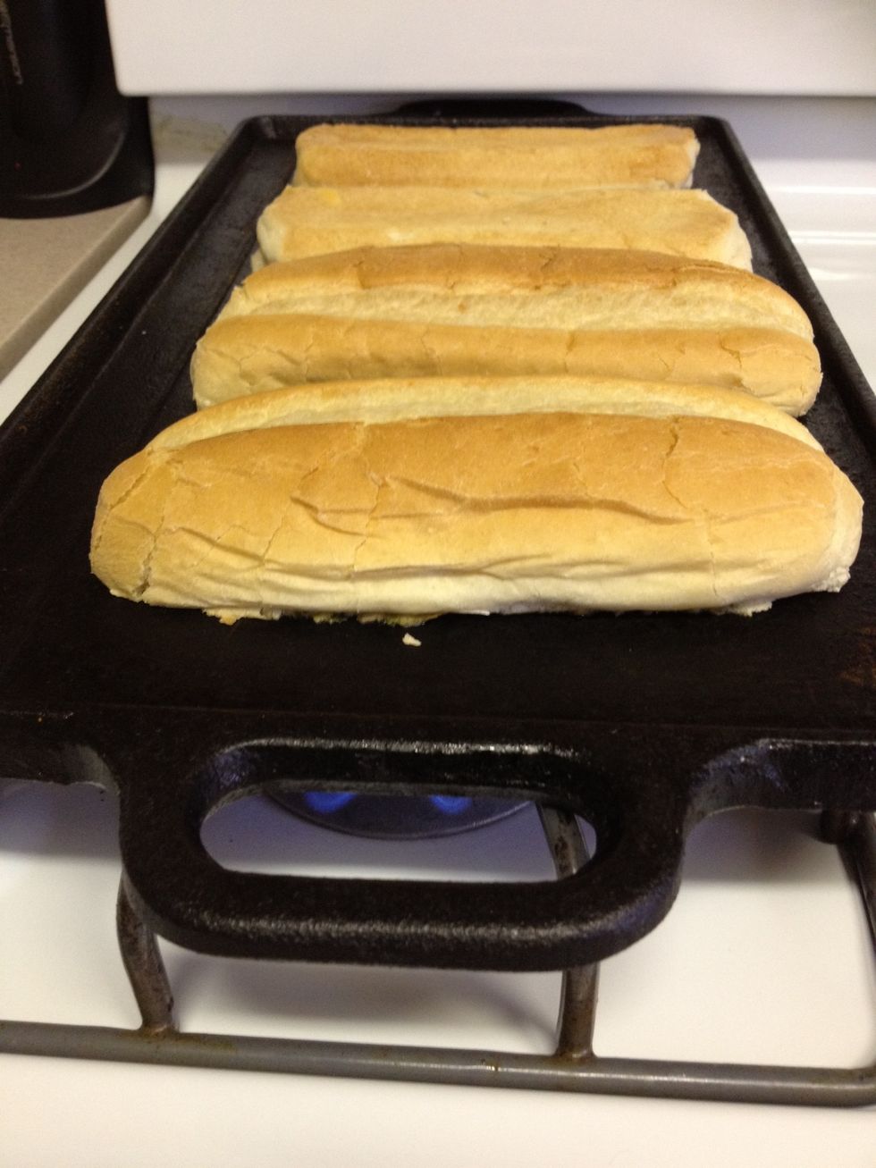 Grill the pesto side of the bread for about 2 min on medium heat. It should come off the grill easy with a spatula when it's cooked long enough. Be careful not to burn it.