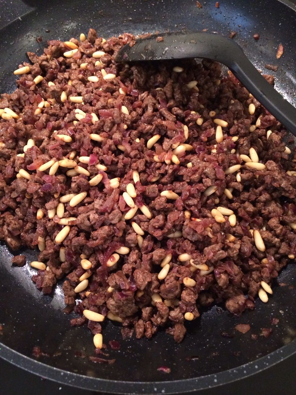 Grill the pine seeds in a frying pan or in the oven. Or use them as they are. Add to the meat onion. The stuffing is ready