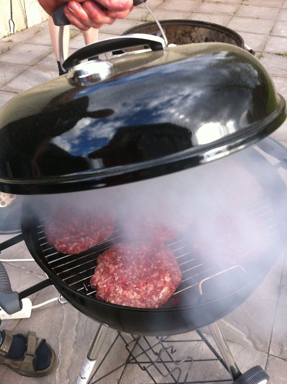 Grilla under lock och v\u00e4nd n\u00e4r burgarna b\u00f6rjat bli gr\u00e5a. Krydda med grillkrydda.