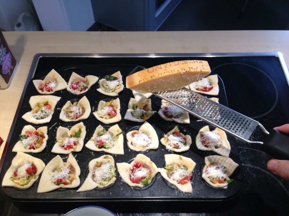 Grind parmesan cheese on top of each mini muffin. Bake 15 minutes at 180 degrees Celsius (convection heat).