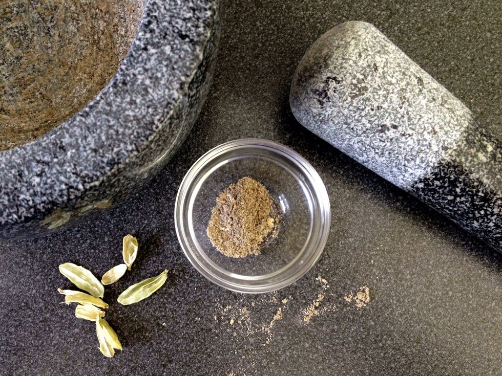 Grind the cardamom to a fine powder. Coconut is a dominant lady so use 6 - 8 cloves to get a nice cardamom flavour or 4 - 6 cloves if you like it subtle, petal.