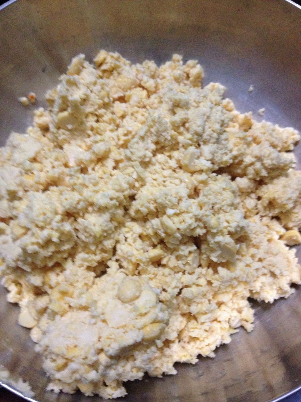 Grind the chana dal coarsly