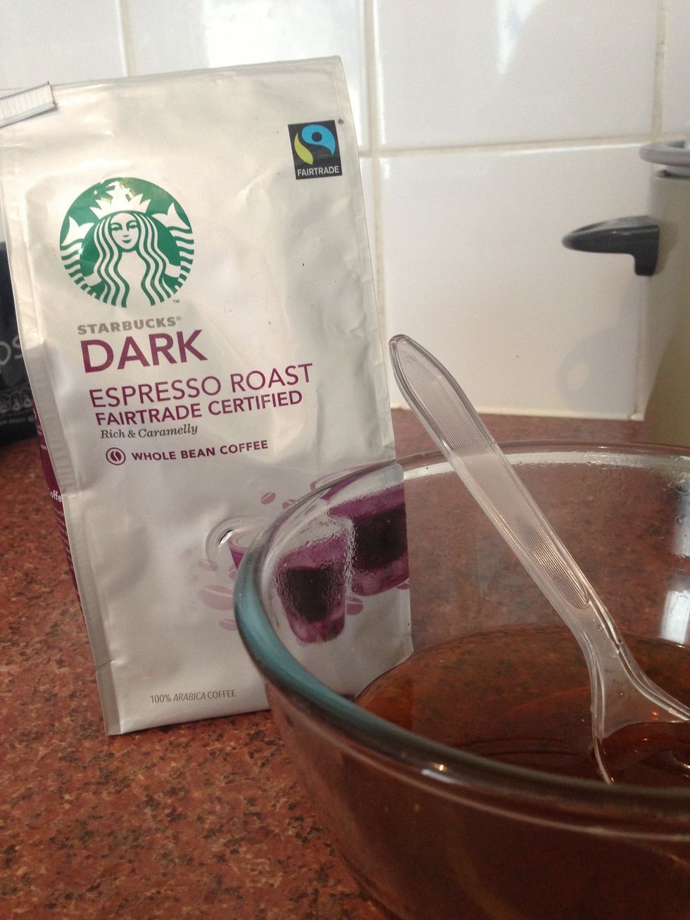 Grind the coffee and make 2 espressos. You can use instant coffee if you need to (2-3 tablespoons). Pour the espressos into the sugar syrup and stir.