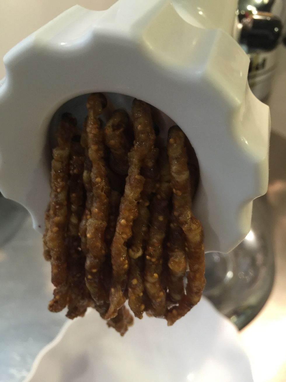 Grind the figs in the meat machine