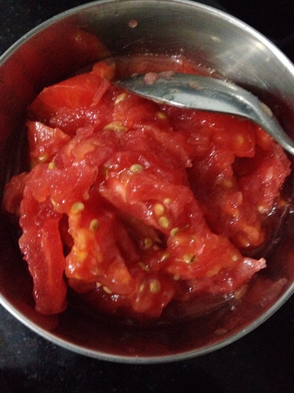 Grind the pulp taken out of the tomatoes