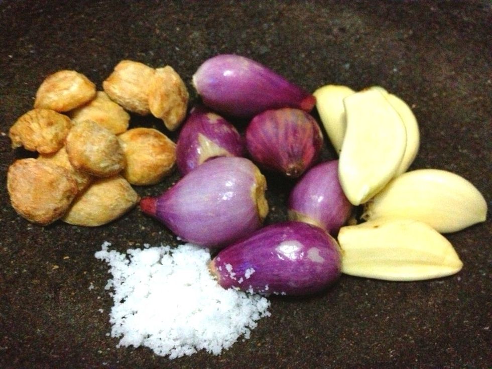 Grind together: 5 candlenuts (toasted), 6 shallots, 5 garlics with 1 tsp of salt. Set aside. Note: subtitute candlenuts with whole almonds if you dont have ones