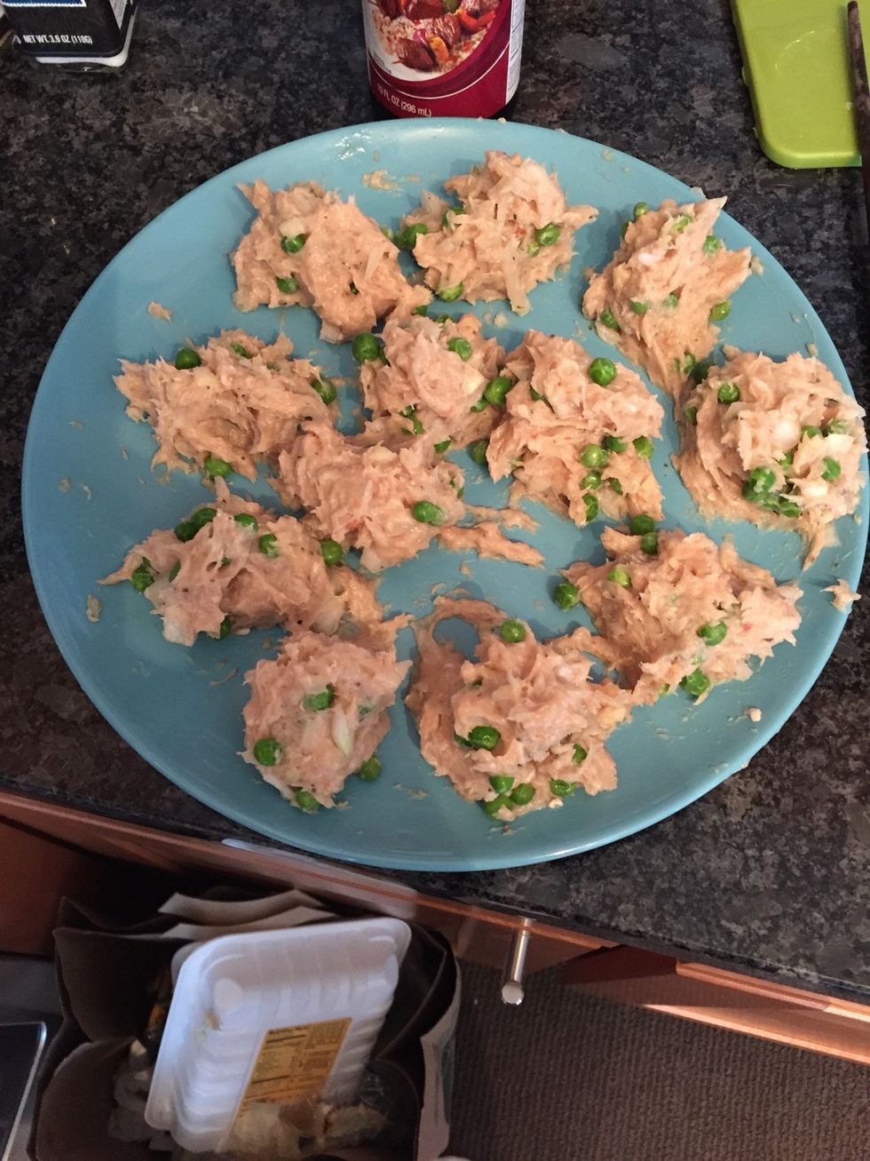 Ground chicken (1lb), garlic, 1/2 sweet onion, 1 spoon of 21 seasoning salute, 3 spoon worchestershire sauce, 1 spoon of honey, pepper, peas