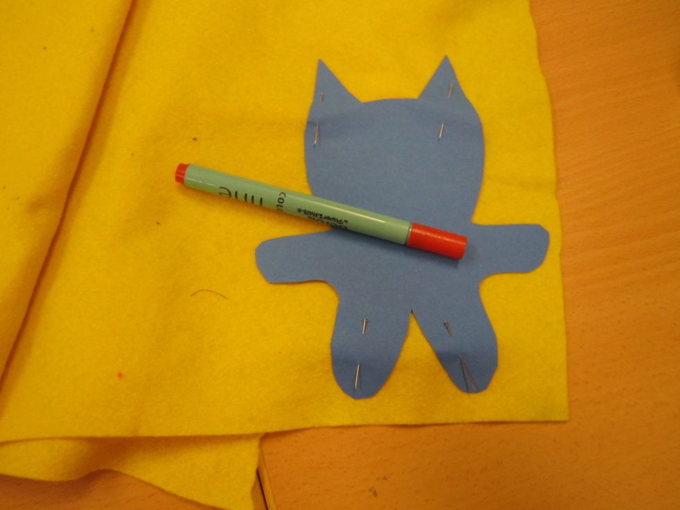 H\u00c4MTA EN TUSCHPENNA OCH RITA EN LINJE RUNT MALLEN