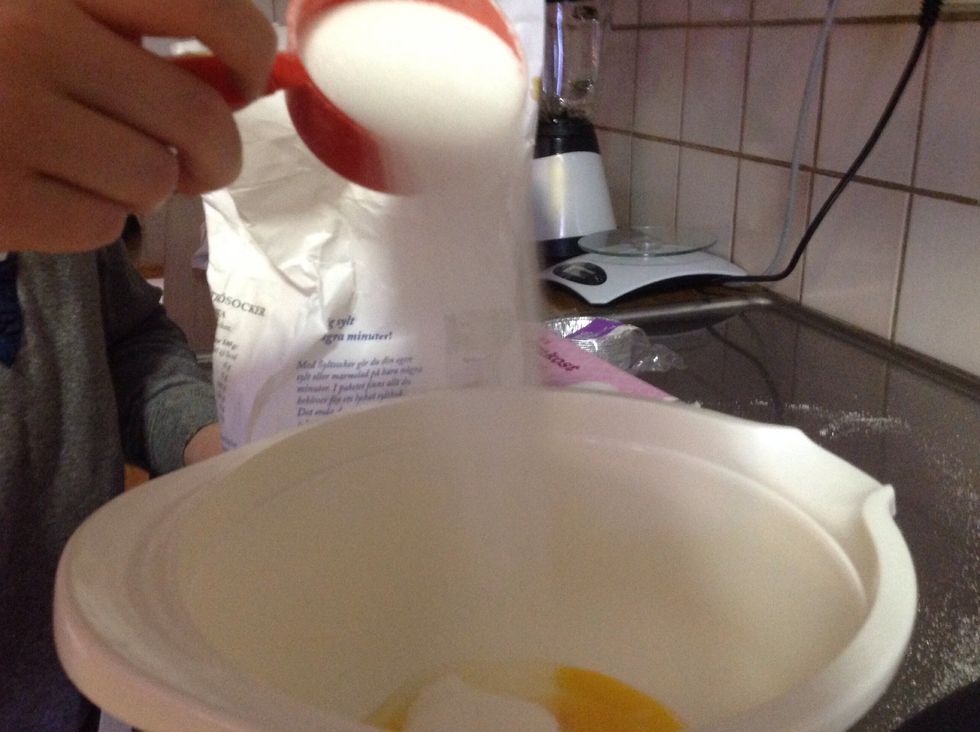 H\u00e4l i 2,5 dl socker i samma bunke som sm\u00f6ret. Put in 2,5 dl sugar in the same bowl as the butter.
