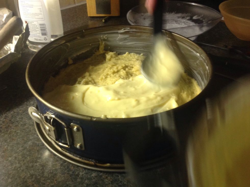 H\u00e4ll H\u00c4LFTEN av puddingen \u00f6ver smeten./Pour the half pudding over the batter.