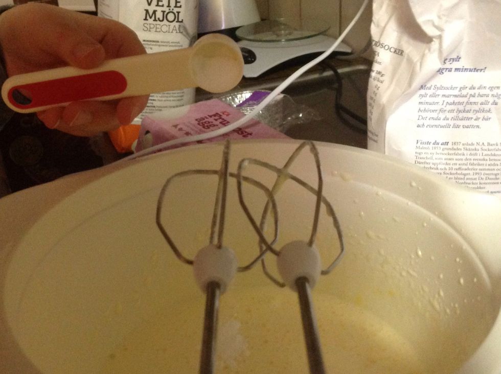 H\u00e4ll i 1,5 tsk bakpulver i samma bunke som det andra. pour in 1.5 tsp of baking soda in The same Bowl.