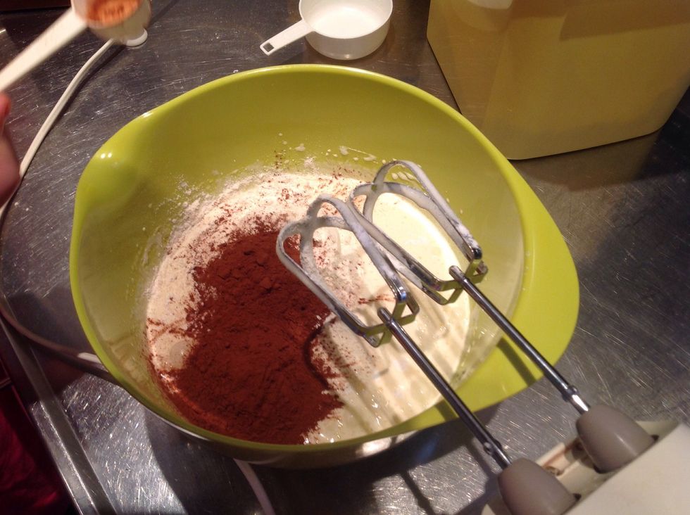 H\u00e4ll i alla andra ingredienser f\u00f6rutom sm\u00f6ret/ pour in all the other ingredients except the butter