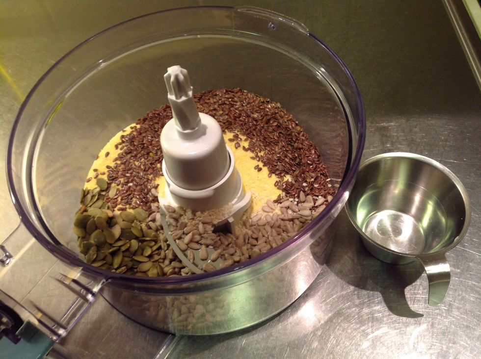 H\u00e4ll i alla torra ingredienser i en matberedare.