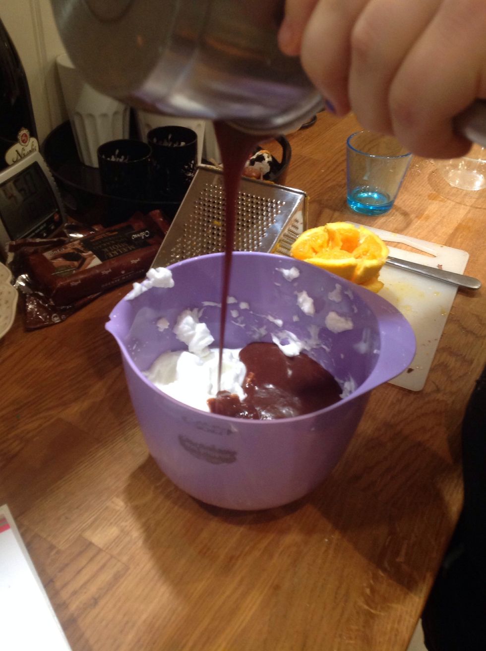 H\u00e4ll i choklad smeten i dom vispade \u00e4gg vitorna. Pour in the chocolate in the egg white.