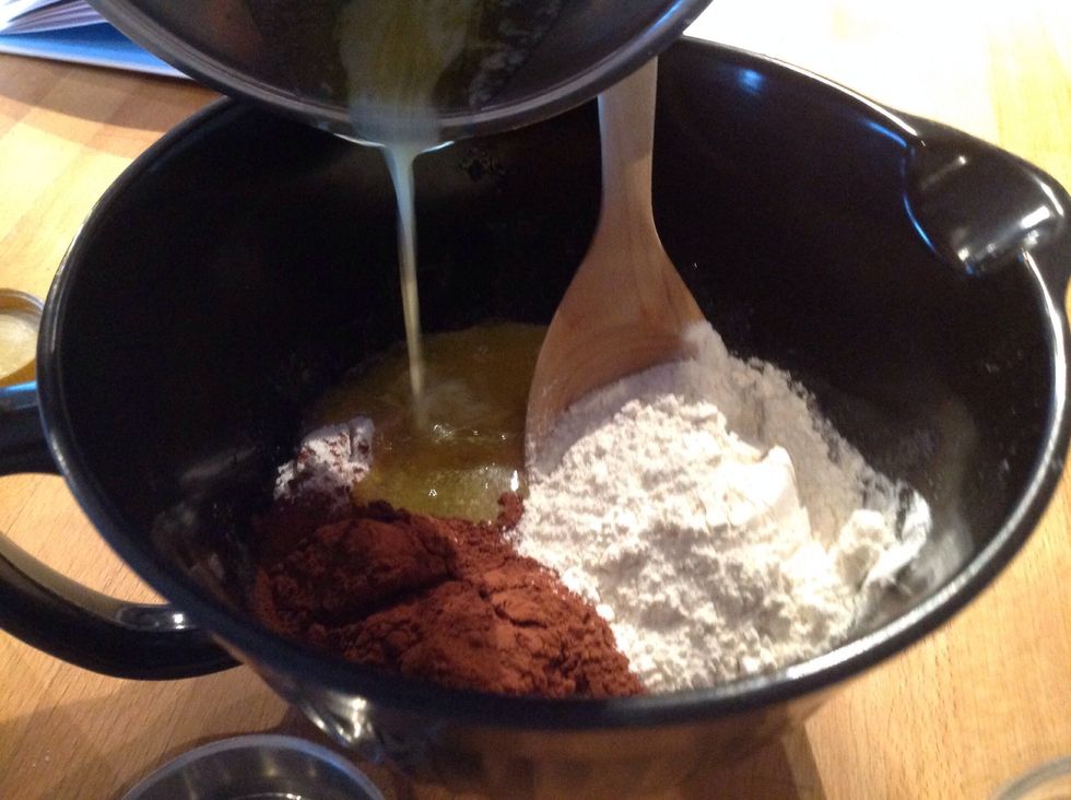 H\u00e4ll i dom torra ingredienserna och det sm\u00e4lta sm\u00f6ret. Pour in the dry ingredients and the melted butter.