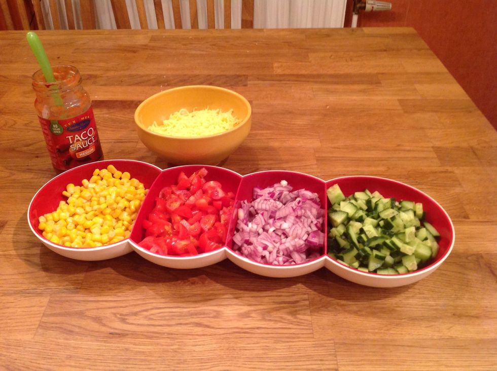 H\u00e4ll i gr\u00f6nsakerna och osten i sk\u00e5lar, Pour in the vegetables and the cheese in bowls