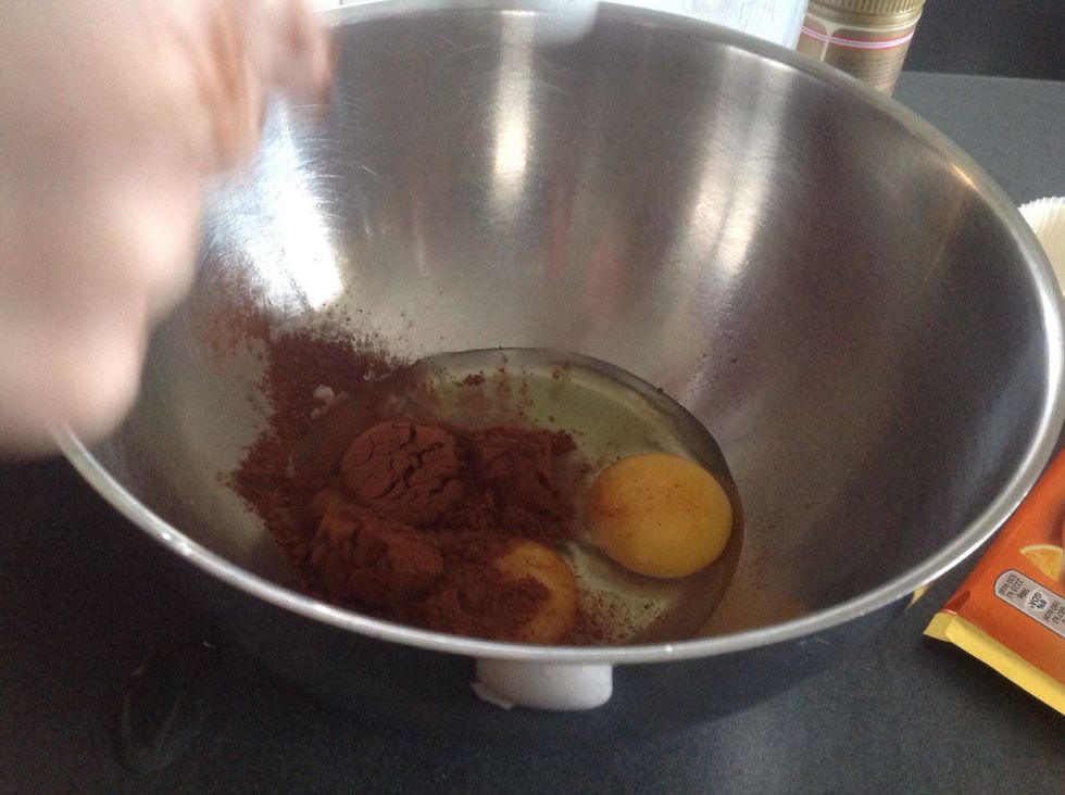 H\u00e4ll i kakao pour in cocoa