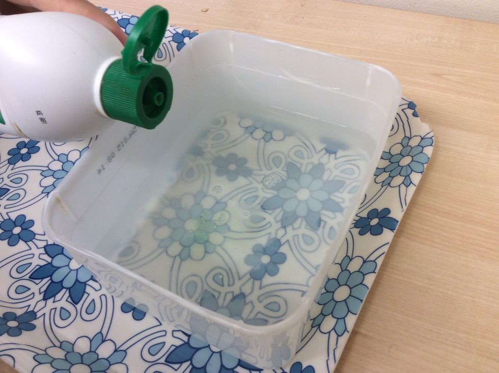 H\u00e4ll i lite s\u00e5pa i vattnet