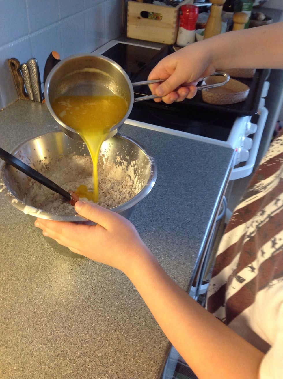 H\u00e4ll i sm\u00f6ret och blanda runt, Put in the margarine and mix