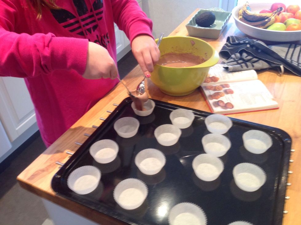 H\u00e4ll i smet i formarna/ Pour the batter in the small paper thins