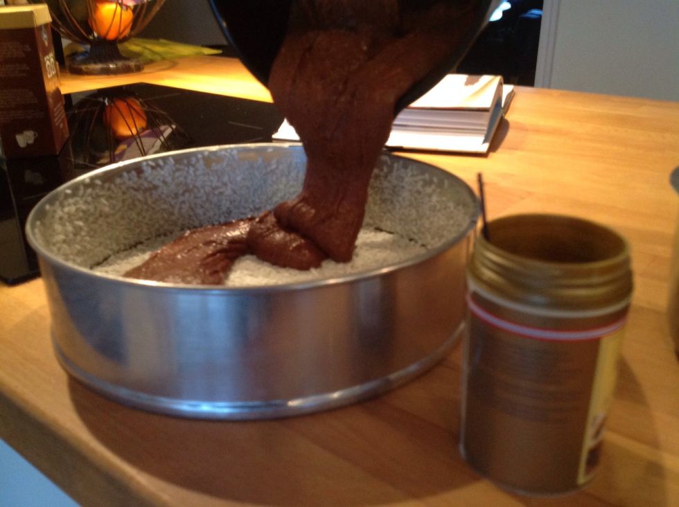 H\u00e4ll i smeten i formen. Put the batter in the tin.