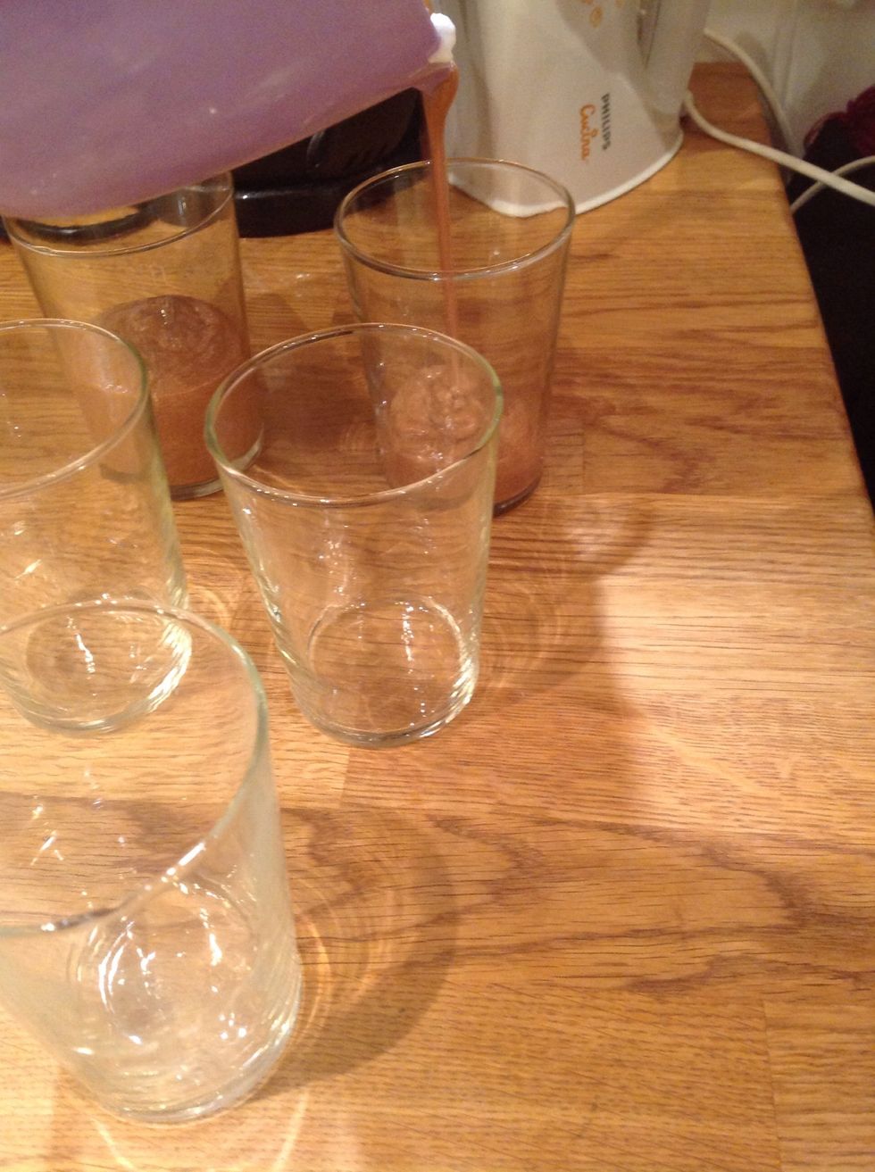 H\u00e4ll i smeten i glasen. Pour in the batter in the glass.