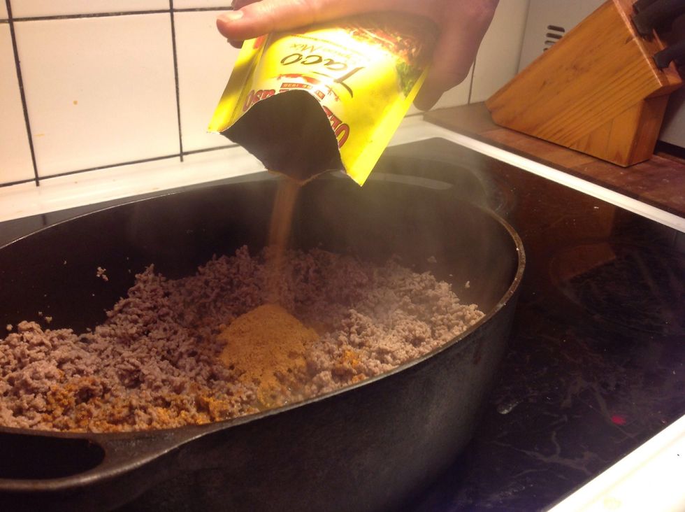 H\u00e4ll i taco kryddan, Pour in the taco season