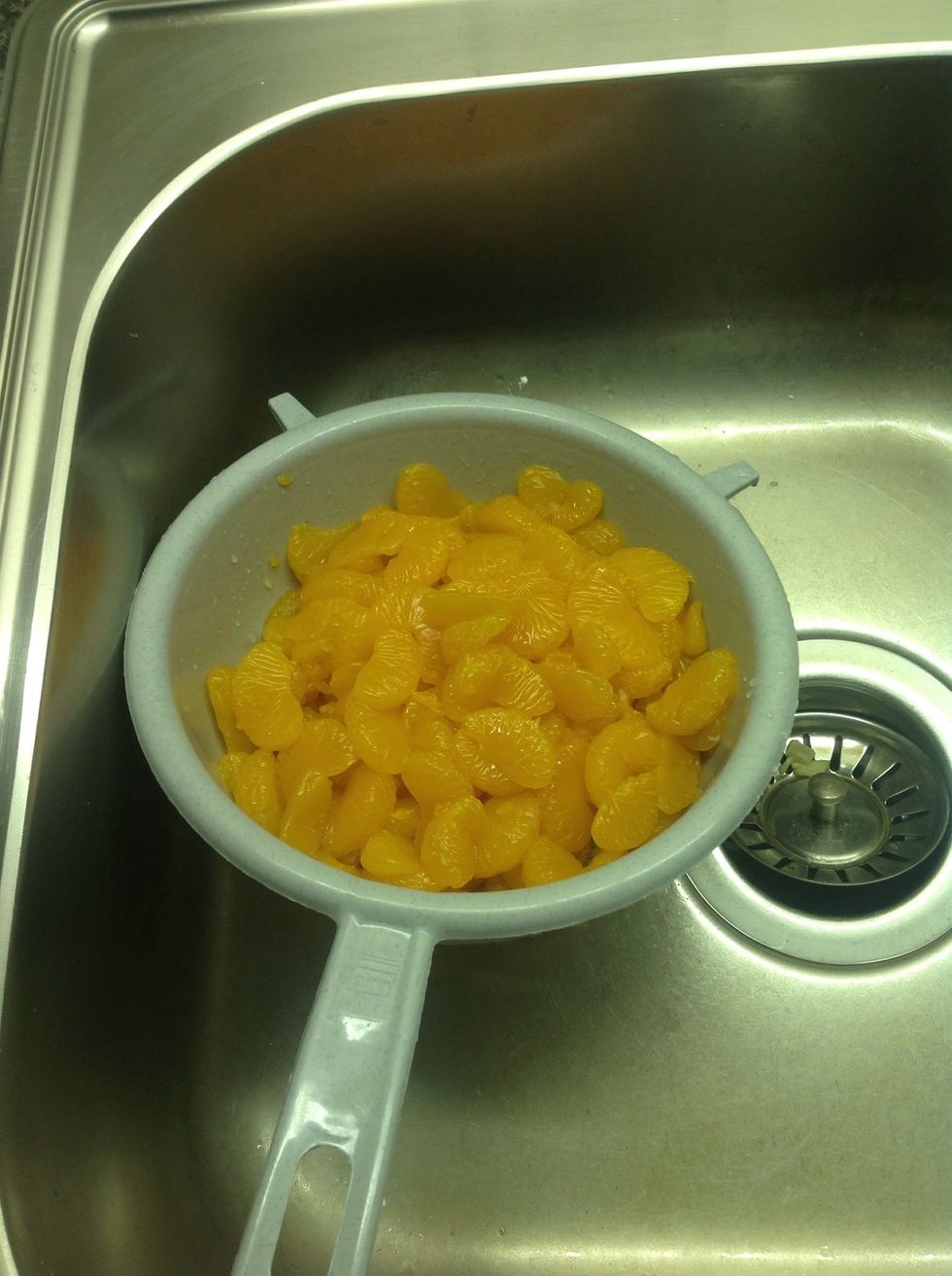 H\u00e4ll mandarinerna i en sil \u00f6ver handfatet./Pour the mandarines in a strainer over the washbasin.