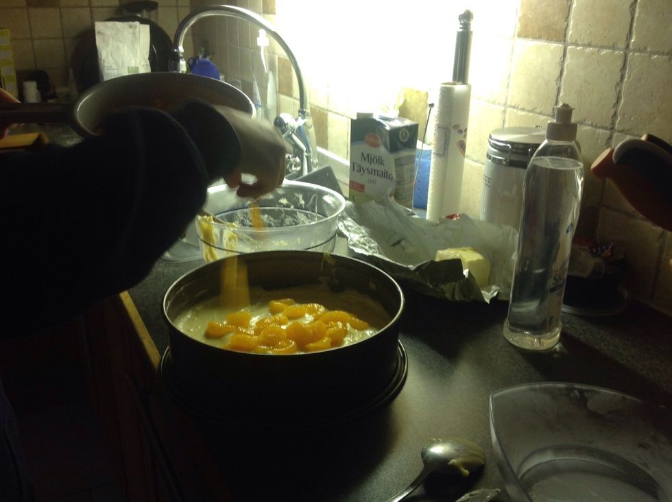 H\u00e4ll mandarinerna i puddingen./Pour the mandarines in the pudding.