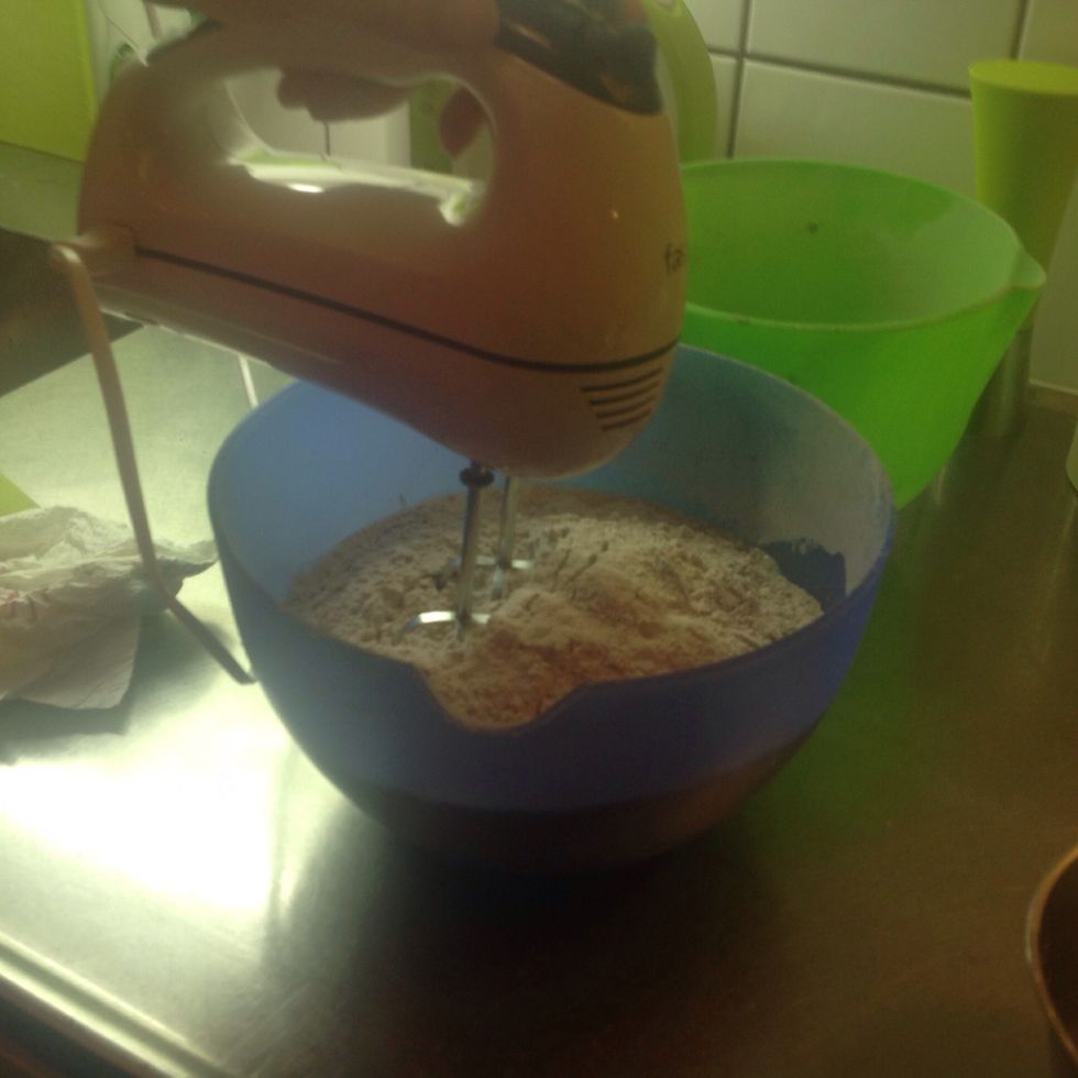 H\u00e4ll mj\u00f6len till \u00e4gget och mj\u00f6lken och du m\u00e5ste Blenda det och gl\u00f6m inte margarinet som du har sm\u00e4llt