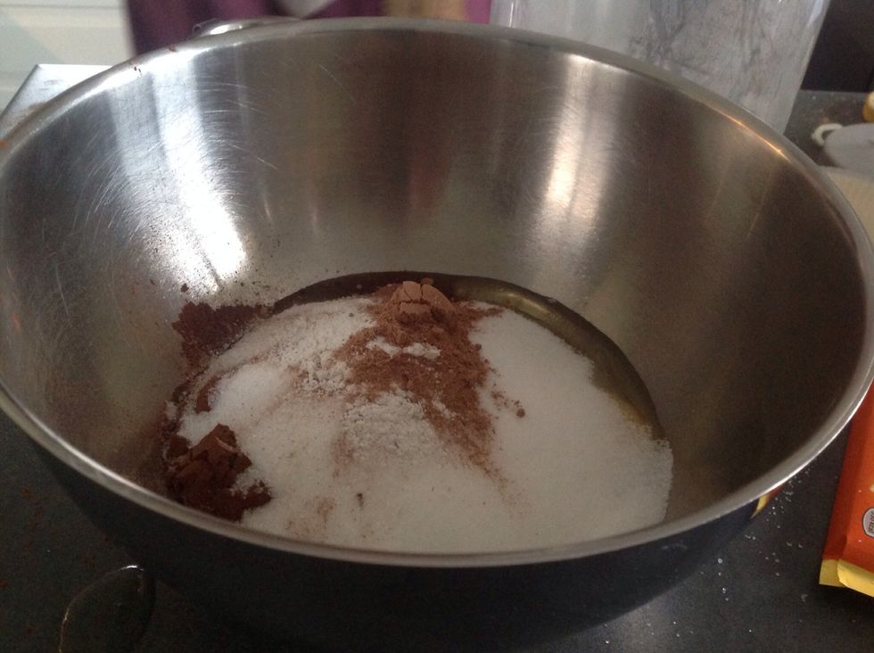 H\u00e4ll nu i oboy-en eller chokladdrycken. Now pour in oboy or chocolate drink