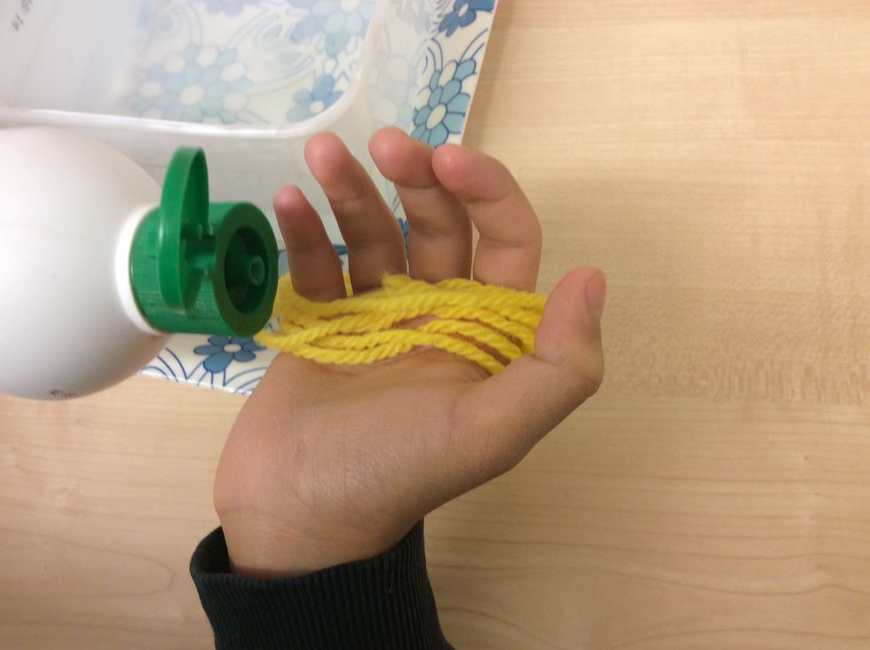 H\u00e4ll sedan lite s\u00e5pa i handen